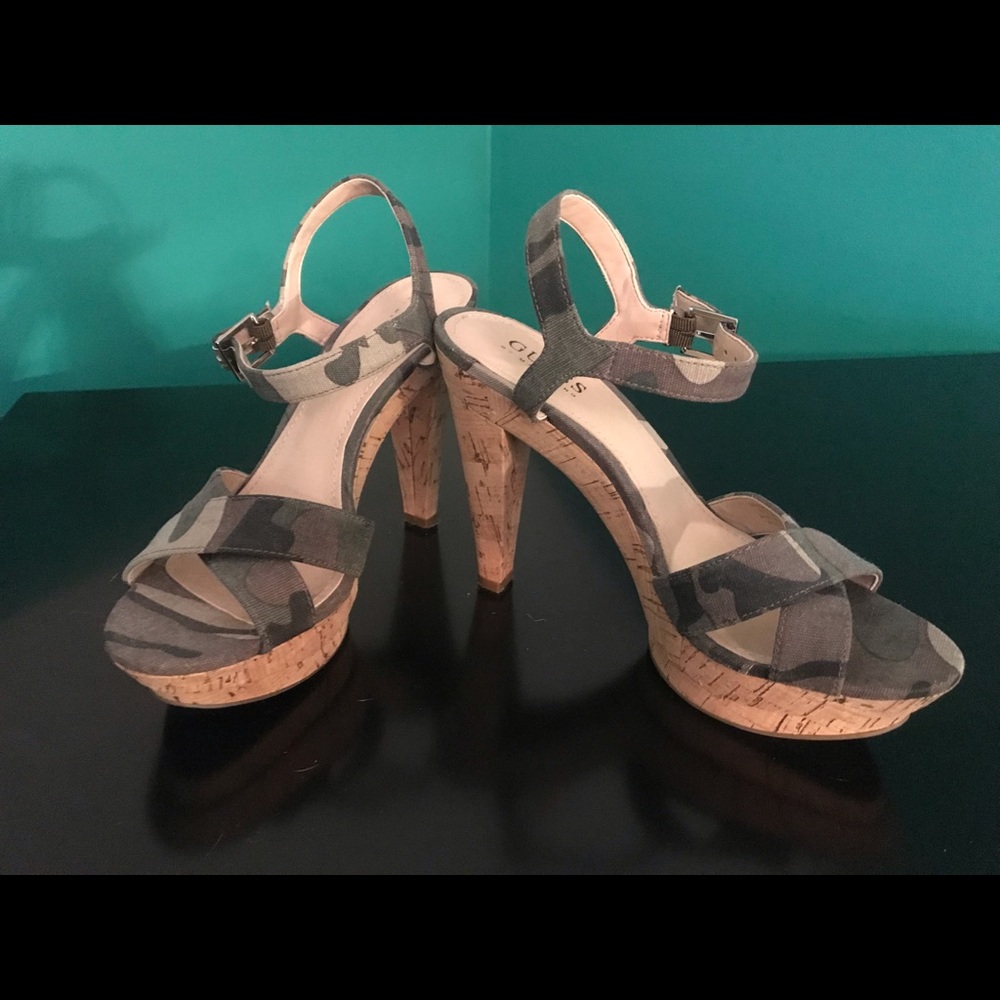 Cork & Camo GUESS platforms - Picture 3 of 3